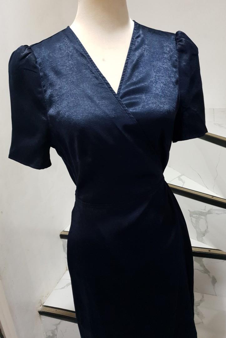 The Edit Silk/ Satin Midi Wrap Dress (Category: Dresses) located in Cavite. Submitted by museecloset (Listing ID 1174202426, Image 2). Description: Size Medium Navy Blue Wrap Around nice fabric Classy Style still in very good condition.