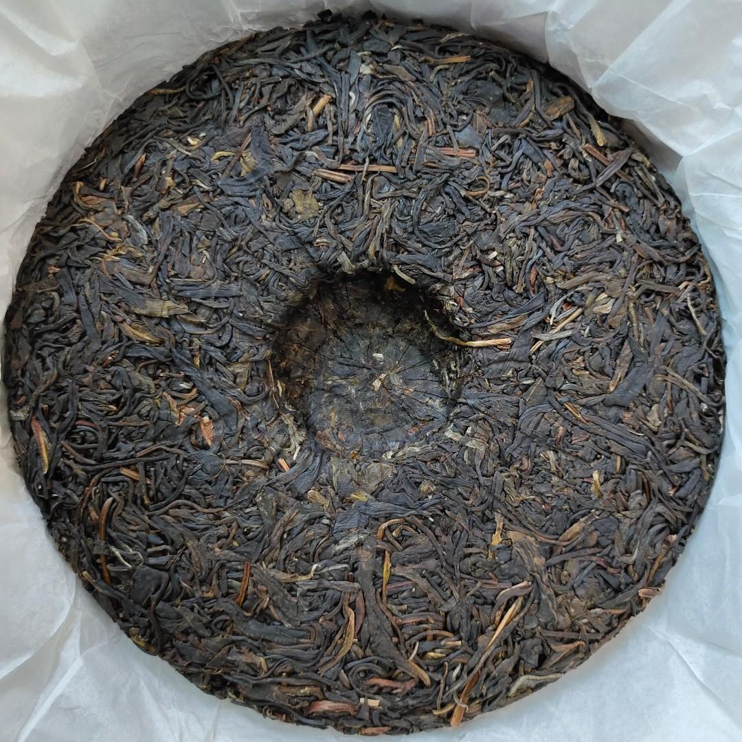 2022年 國艷茶廠 境界紫芽 紫芽茶葉 普洱茶 生茶 357g/茶餅 $0.78/g 含豐富花青素，功能舒緩眼乾、清肝、護肝、抗氧化，適合捱夜、煙酒過多、長期對住電腦、電話人士 古樹茶 老樹茶 茶磚 沱茶 雲南七子餅茶葉 Tea （分類：飲料）位於 Hong Kong。 由 NoTaBoo 提交（商品編號 1173453711，圖片 3）。簡介： 這款茶是採用紫芽茶原料加工而成，紫芽是雲南大葉種茶葉，因氣候和季節變化而引發了基因突變。茶芽帶有大量的花青素，因而鮮葉嫩芽呈紫紅色。又因產量少且不穩定，一片茶林中出現紫芽的樹很少。 正因為紫芽茶產量少，市面有很多做假的紫芽茶葉，所以選購真紫芽茶最好選擇大品牌。不過因為產量少，很多大品牌也不願意生產。而且每年天氣不同，很多時幾年才有足夠原料出產一次。「瀾滄古茶」、「老同志」和「國艷茶廠」都有生產紫芽茶的紀錄，所以要買真正的紫芽茶，這三個品牌應該是首選。 國艷境界•紫芽原料臻選勐海茶區海拔1800米以上的優質早春紫芽茶，經傳統工藝精制而成。因為只