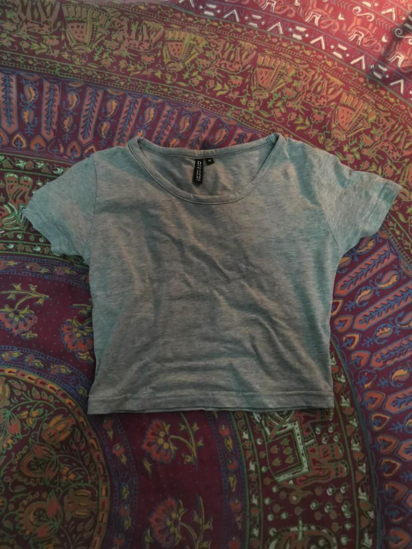 🌑 Gray basic crop top (Category: Shirts) located in Muntinlupa City. Submitted by circleback (Listing ID 1174478761, Image 2). Description: THRIFTED from @/honeyed.hues ! Best fits 34/35 bust. Slightly stretchy. Cute and body hugging for the right size. Feel free to message for more photos / videos / measurements! 😊.