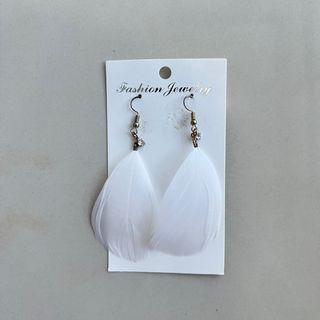 Anting Anting bulu putih feather anggun elegant white permata helai berbulu anting fashion anting panjang