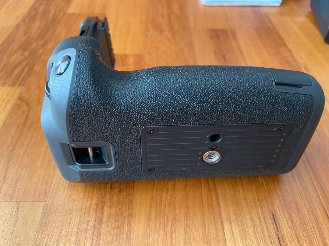 BGE22 Canon EOS R battery grip charger, Photography, Photography