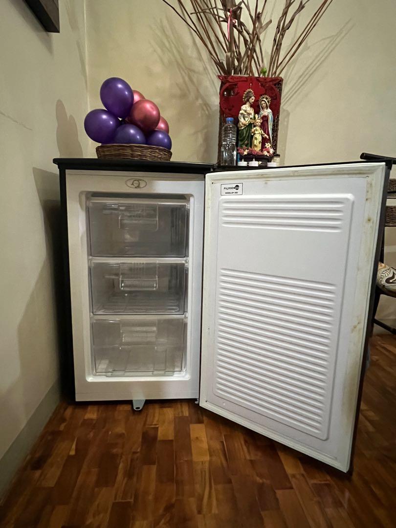 Fujidenzo 3.5cu ft upright freezer, TV & Home Appliances, Kitchen