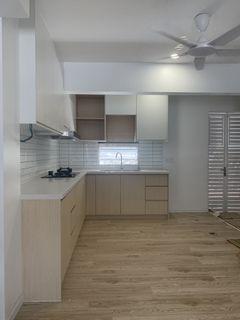 Installer kitchen cabinet