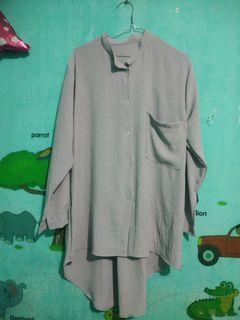 Kemeja crinkle warna silver