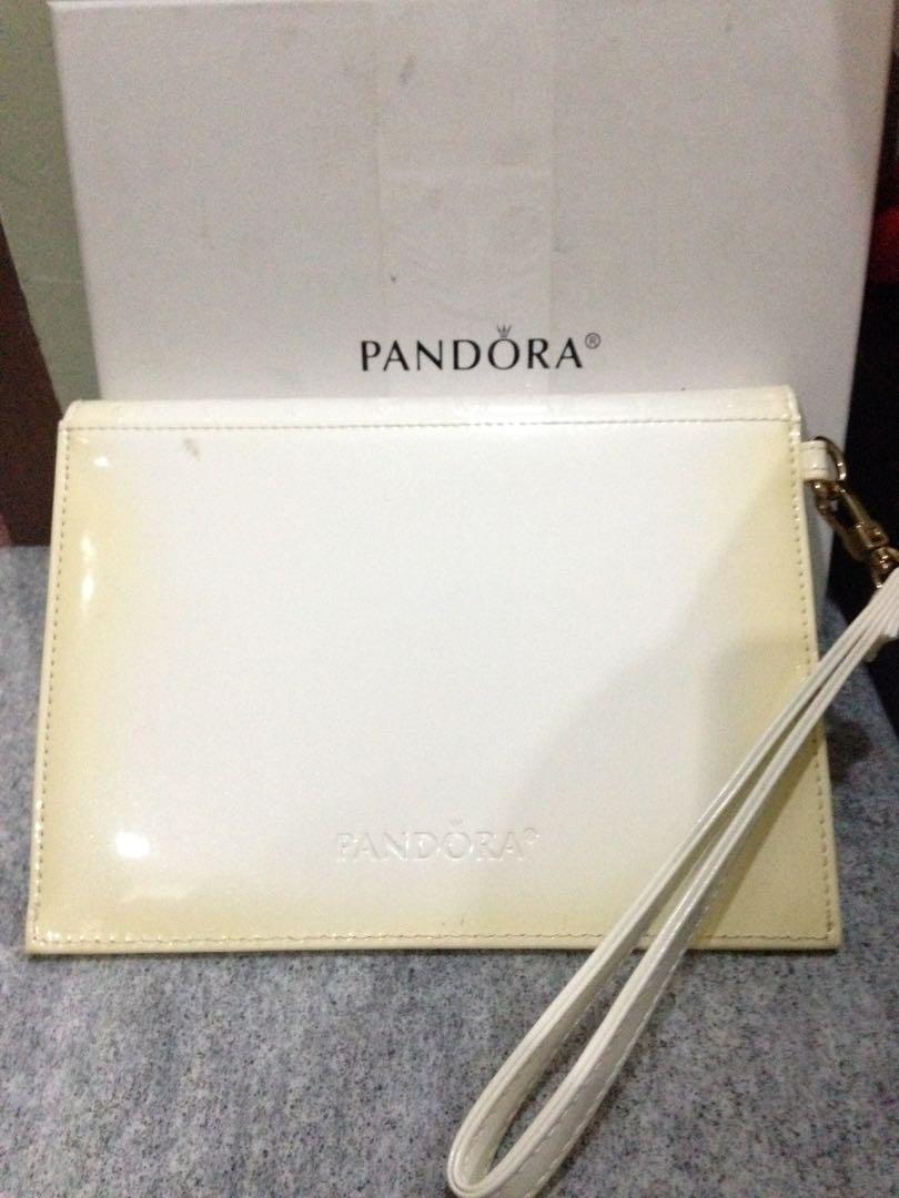 Ladies purse (Category: Luxury Bags & Wallets) located in Manila. Submitted by chicstuff88 (Listing ID 1174378295, Image 2). Description: 👉gift never been use , only stored.. yelllowish on the corner but looks like design 👉with box ,marks of storage 👉No Return No exchange 👉Happy carouselling😊.