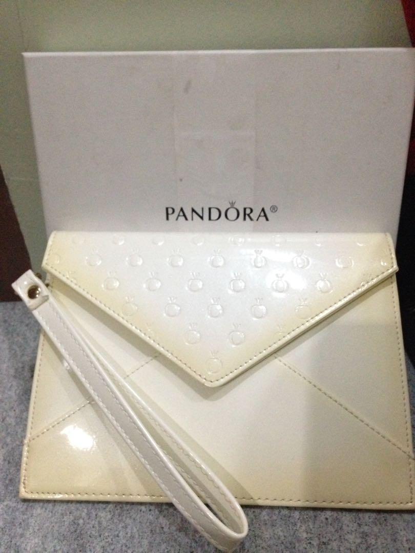 Ladies purse (Category: Luxury Bags & Wallets) located in Manila. Submitted by chicstuff88 (Listing ID 1174378295, Image 1). Description: 👉gift never been use , only stored.. yelllowish on the corner but looks like design 👉with box ,marks of storage 👉No Return No exchange 👉Happy carouselling😊.