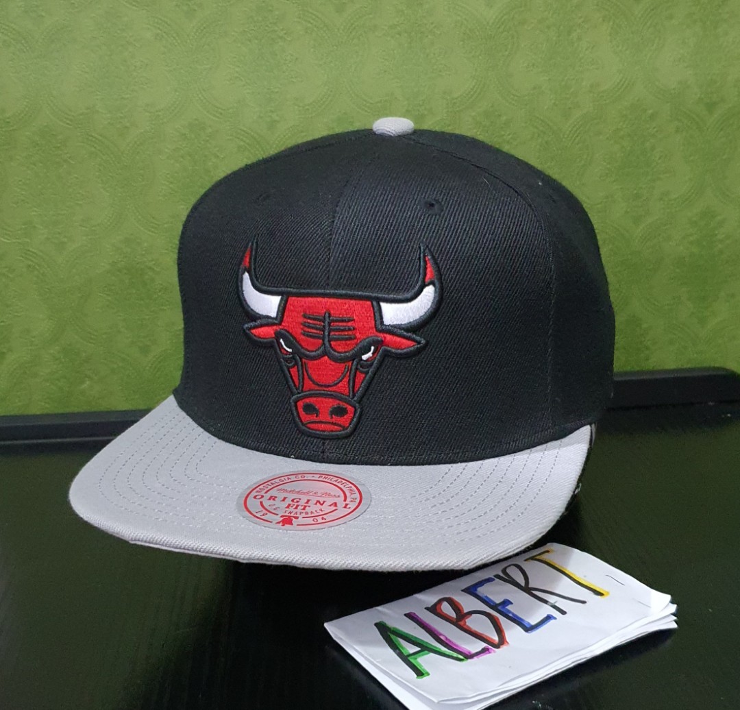 Mitchell and Ness Chicago Bulls 2Tone Snapback, Men's Fashion, Watches ...
