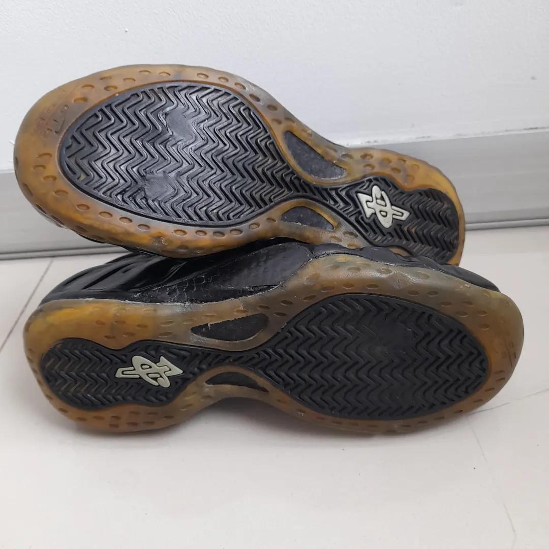 Nike Air Foamposite One Hologram, Fesyen Pria, Sepatu , Sneakers di  Carousell