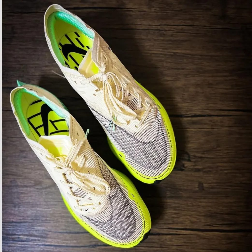 代購Nike ZoomX Vaporfly Next% 2奶白色男裝跑步鞋, 男裝, 鞋, 波鞋