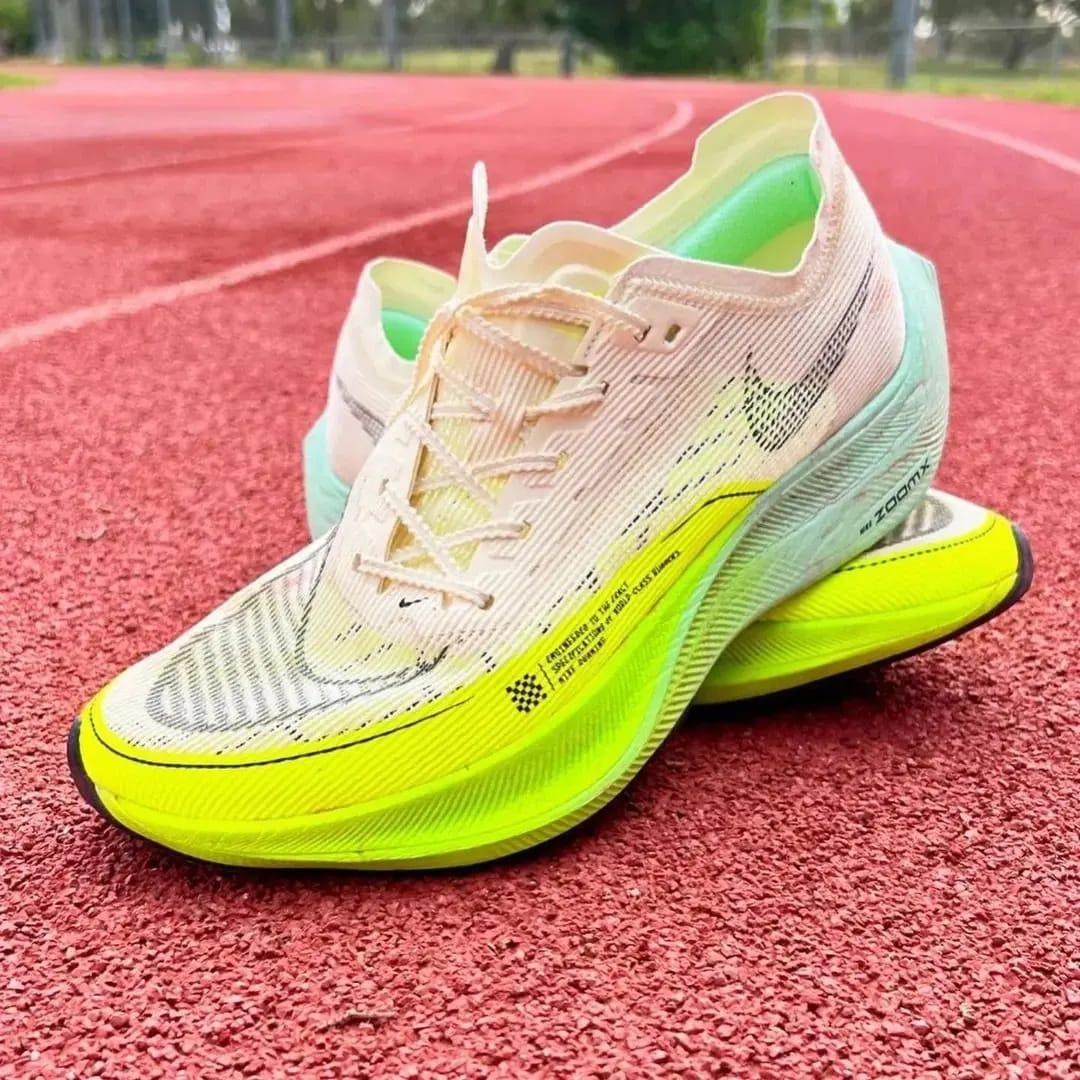 代購Nike ZoomX Vaporfly Next% 2奶白色男裝跑步鞋, 男裝, 鞋, 波鞋