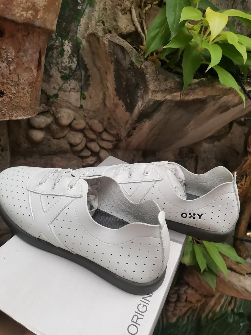 Oxy Originals White Sneakers (Category: Sneakers) located in Talisay. Submitted by charlamirano (Listing ID 1174340390, Image 1). Description: Brand new, with box (Original selling price: PHP2,900).