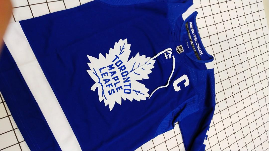 Justin Bieber Was Booed During An LA Hockey Game After Flashing His Leafs  Jersey - Narcity