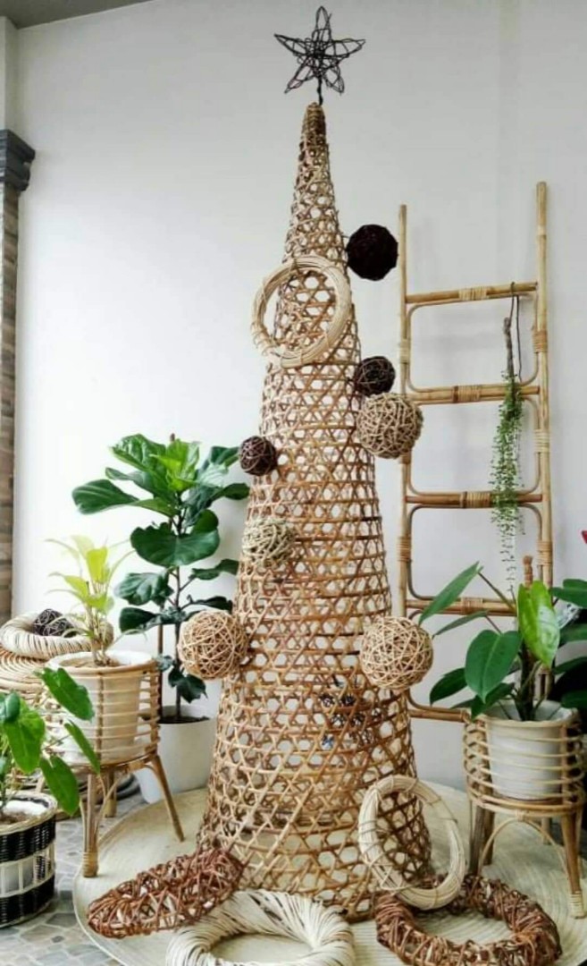 Slim rattan Xmas Tree only with free star ( 6 ft), Furniture & Home