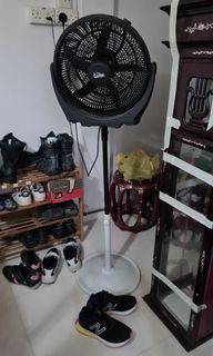(Category: ) located in . Submitted by prettylilwardrobe (Listing ID 1174325984, Image 1). Description: .