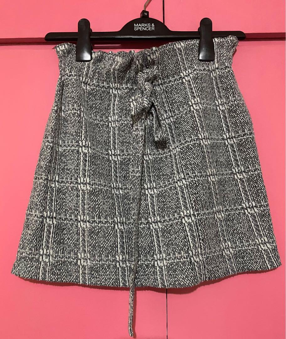 Topshop Skirt (Category: Skirts) located in Quezon City. Submitted by savespaces (Listing ID 1174478296, Image 2). Description: Topshop Petite Skirt • size: US 4 • used once, great condition • bought in Topshop Mega • rfs: decluttering • pm for when worn pics! can do Shopee checkout 💜.
