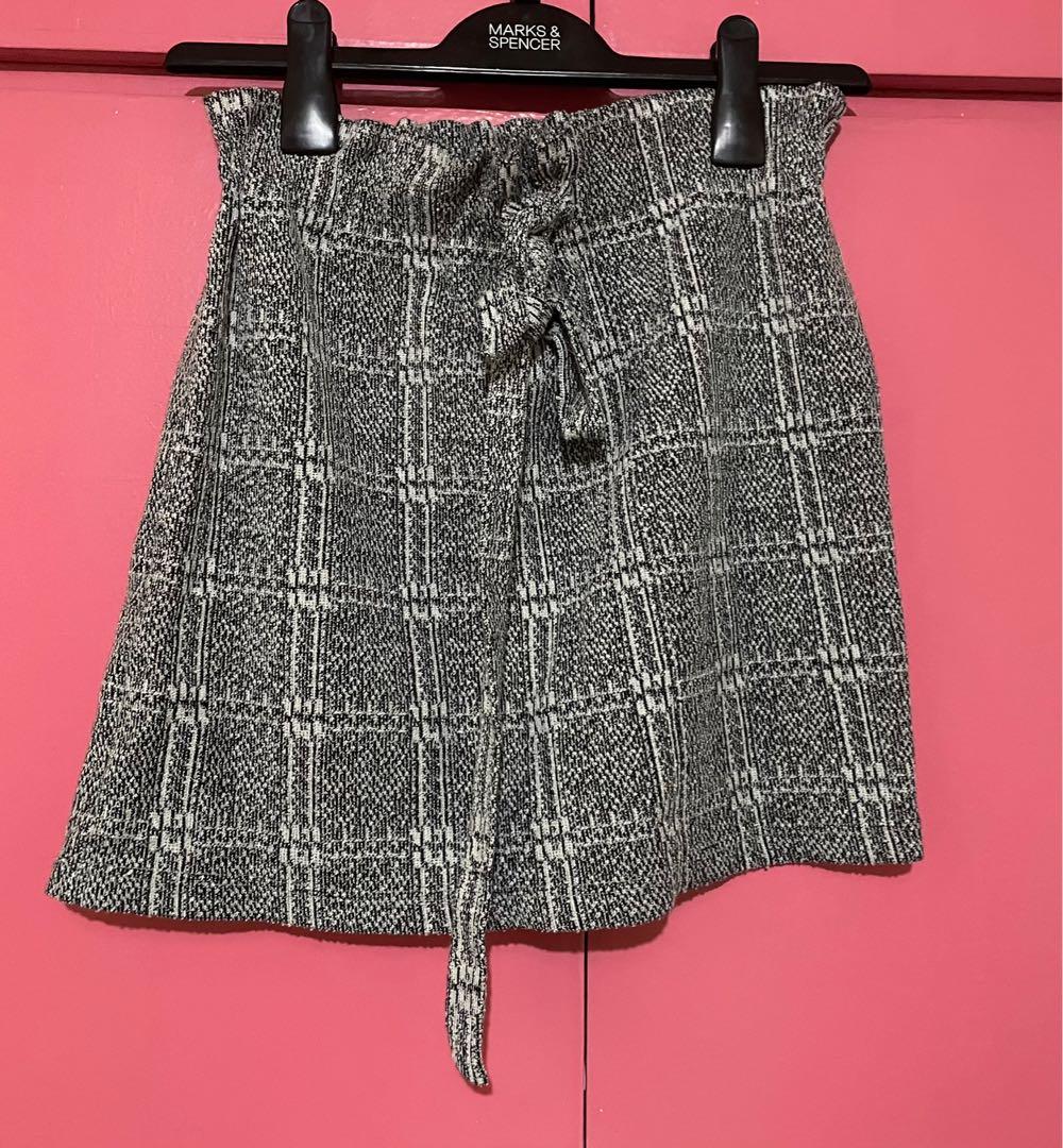 Topshop Skirt (Category: Skirts) located in Quezon City. Submitted by savespaces (Listing ID 1174478296, Image 1). Description: Topshop Petite Skirt • size: US 4 • used once, great condition • bought in Topshop Mega • rfs: decluttering • pm for when worn pics! can do Shopee checkout 💜.