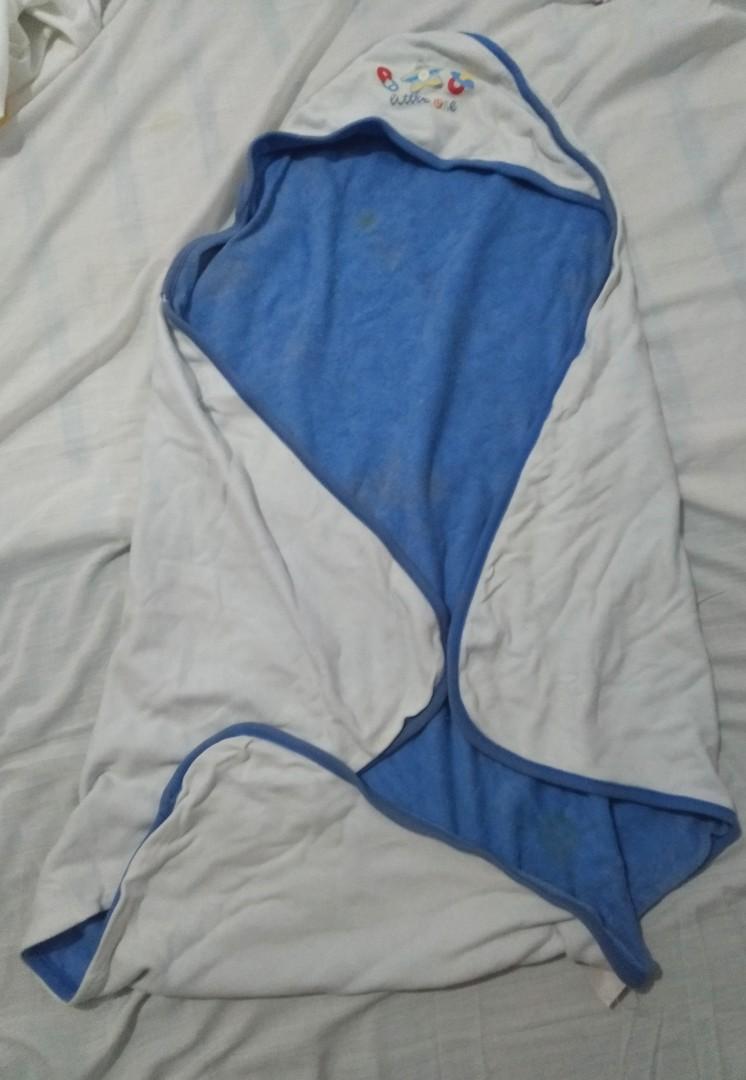 Baby bath towel (Category: Other Baby Bathing & Changing Needs) located in Cainta. Submitted by ziannika28 (Listing ID 1174592959, Image 1). Description: Preloved item please limit your expectations!! May mga stains ng vitamins (please see on pics) !!bawal sa maarte!!.
