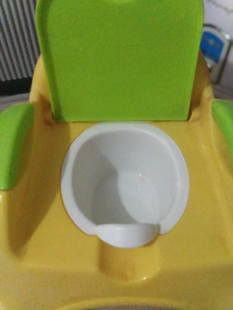 Baby potty training seat (Category: Baby Toiletries & Grooming) located in Cainta. Submitted by ziannika28 (Listing ID 1174594388, Image 3). Description: Preloved item please limit your expectations!!! May sira lang sa bandang takip nya pero konti lang naman at nasasara parin sya (please see on 2nd pic) Need nalang linisin Bought this from Department Store nasa 300 plus yung price.