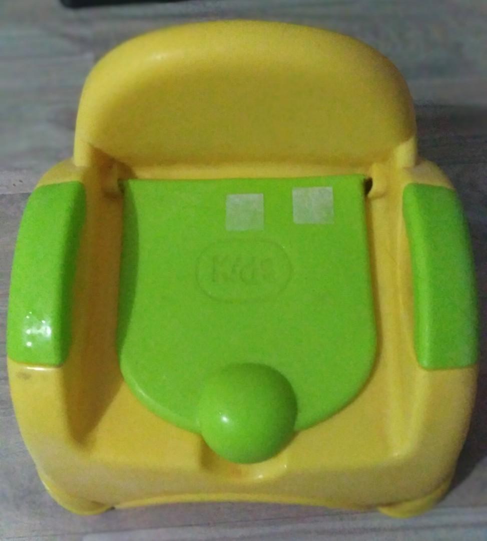 Baby potty training seat (Category: Baby Toiletries & Grooming) located in Cainta. Submitted by ziannika28 (Listing ID 1174594388, Image 1). Description: Preloved item please limit your expectations!!! May sira lang sa bandang takip nya pero konti lang naman at nasasara parin sya (please see on 2nd pic) Need nalang linisin Bought this from Department Store nasa 300 plus yung price.