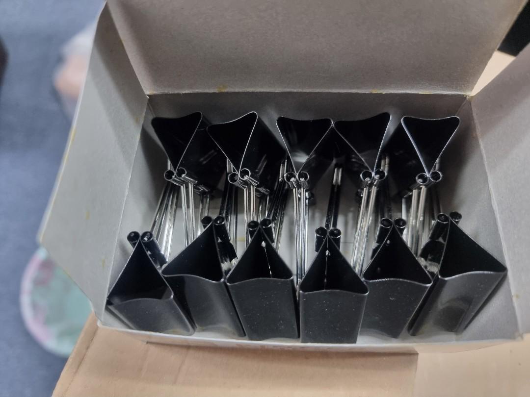 Binding clips (Category: Craft Supplies & Tools) located in Singapore. Submitted by ddevi82 (Listing ID 1174627971, Image 7). Description: selling of binding clips $0.10 /piece. all brand new. no more use for it..