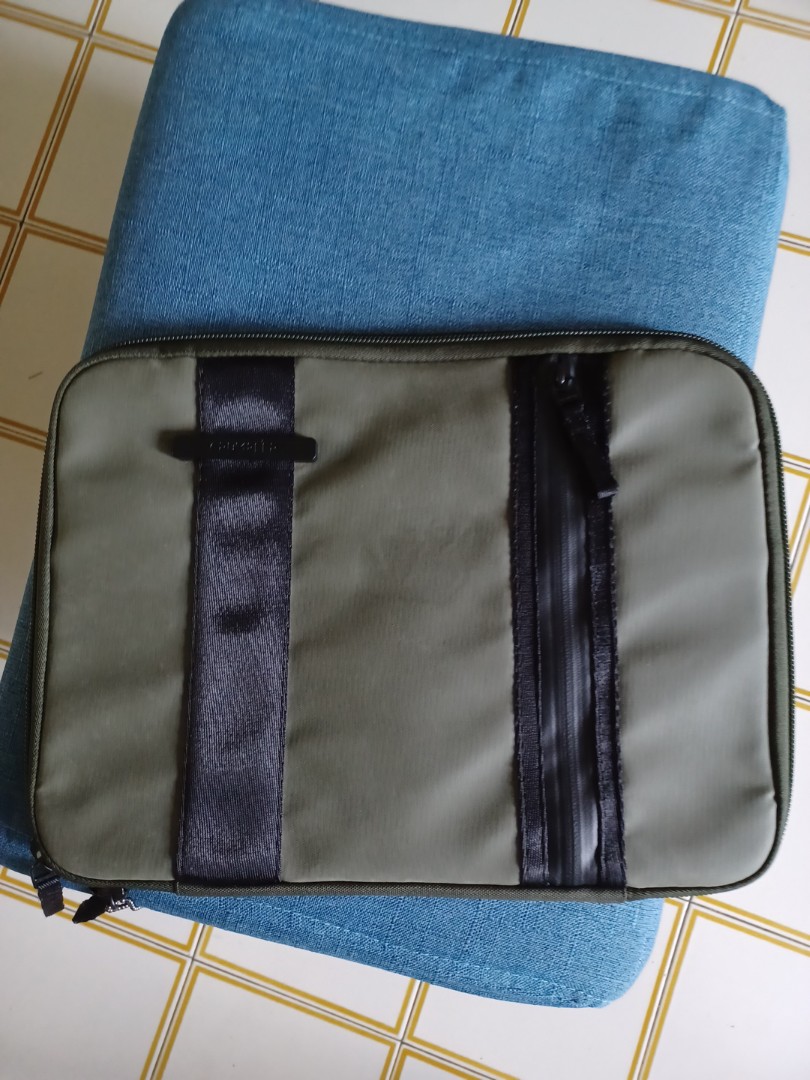 Crumpler laptop sleeve in olive green , Computers & Tech, Parts & Accessories, Laptop Bags