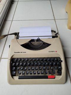 OLYMPIA Traveller Deluxe Manual Typewriter
