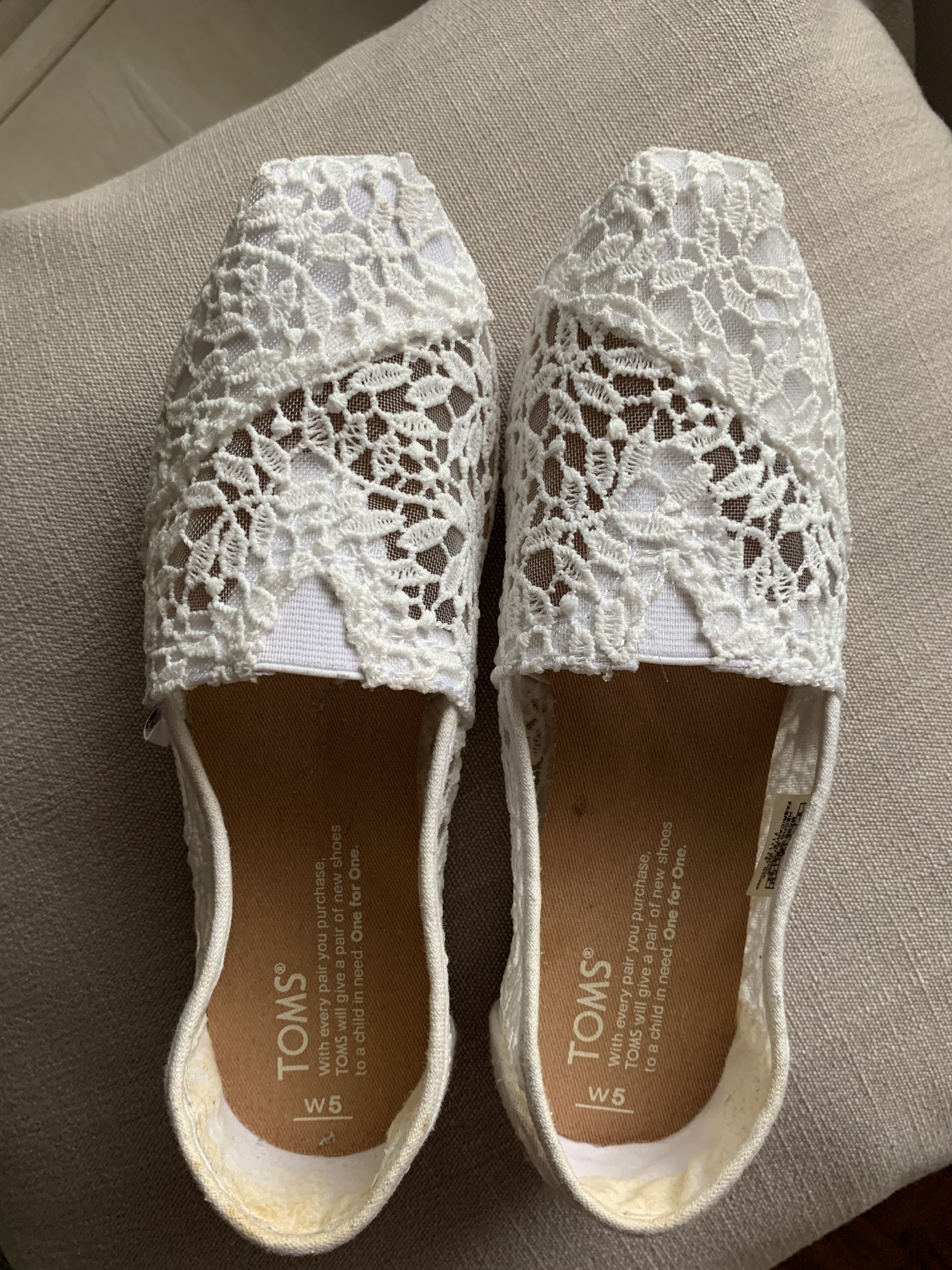 Toms white lace on sale leaves women's classics
