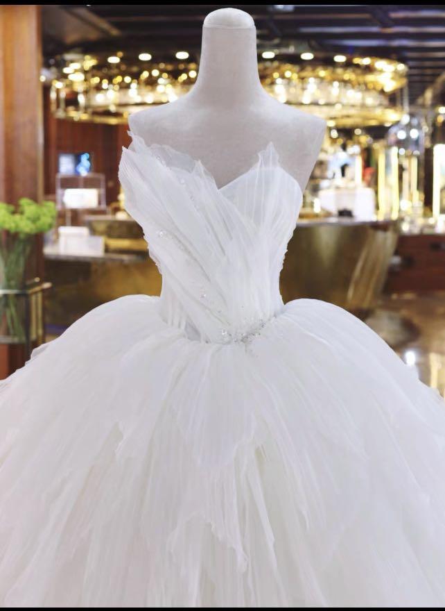 Swan wedding dress discount