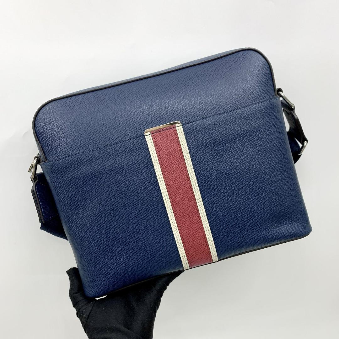 Louis vuitton bag store with blue stripe