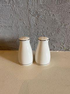 Le Creuset Salt And Pepper Shakers - Off White (BNIB)
