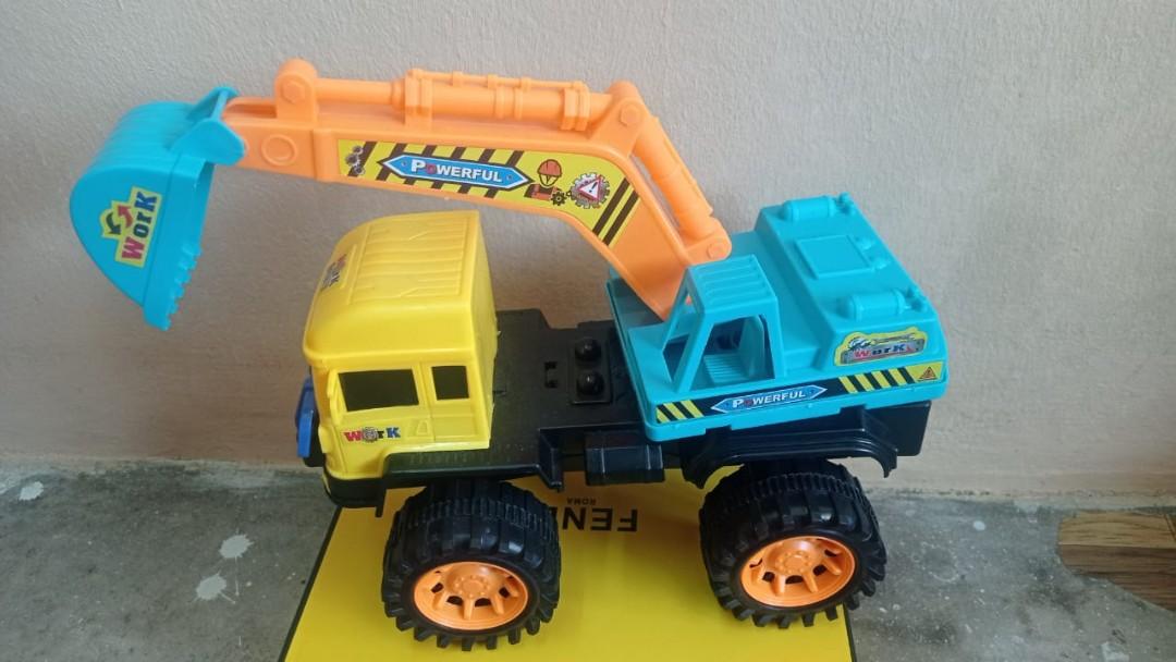 Tractor (Category: Vehicle & Diecast Models) located in Ampang. Submitted by NG.official (Listing ID 1174874003, Image 1). Description: Postage RM8 Self pickup flat taman dato ahmad razali ampang selangor.