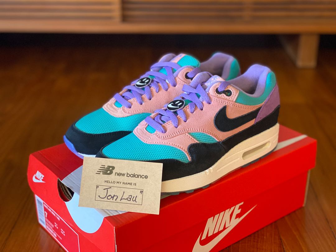 have a nike day air max 1 on feet