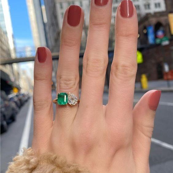 Wedding ring online with emerald