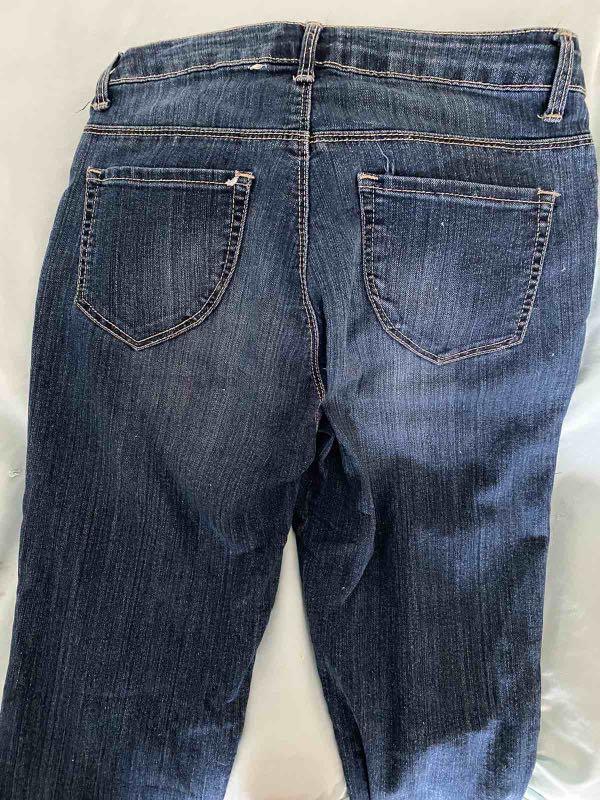 Assorted Skinny Jeans (Folded & Hung, Kashieca) (Category: Jeans) located in Makati City. Submitted by bernic.e (Listing ID 1175022868, Image 2). Description: 250 each 700 all 3 Size 26.
