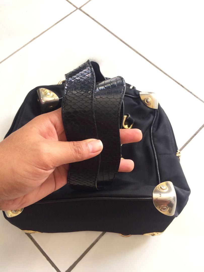 Authentic Metro city 2 way bag (Category: Luxury Bags & Wallets) located in Santa Maria. Submitted by mikavillaflor4 (Listing ID 1174926091, Image 2). Description: Nylon type 2 way bag Minimal Signs of usage.