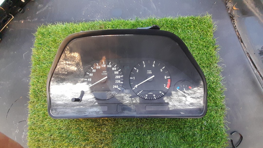 BMW E34 INSTRUMENT CLUSTER MOTOMETER AS IS, Auto Accessories on Carousell