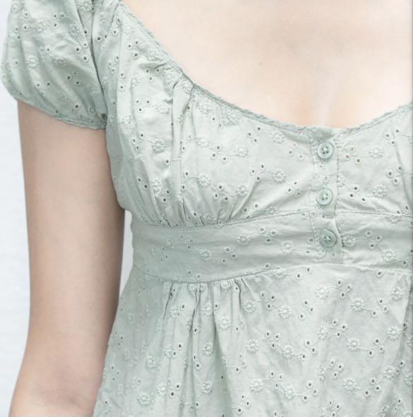 Brandy Melville Blair Eyelet Puff Sleeve Top, Women's Fashion, Tops