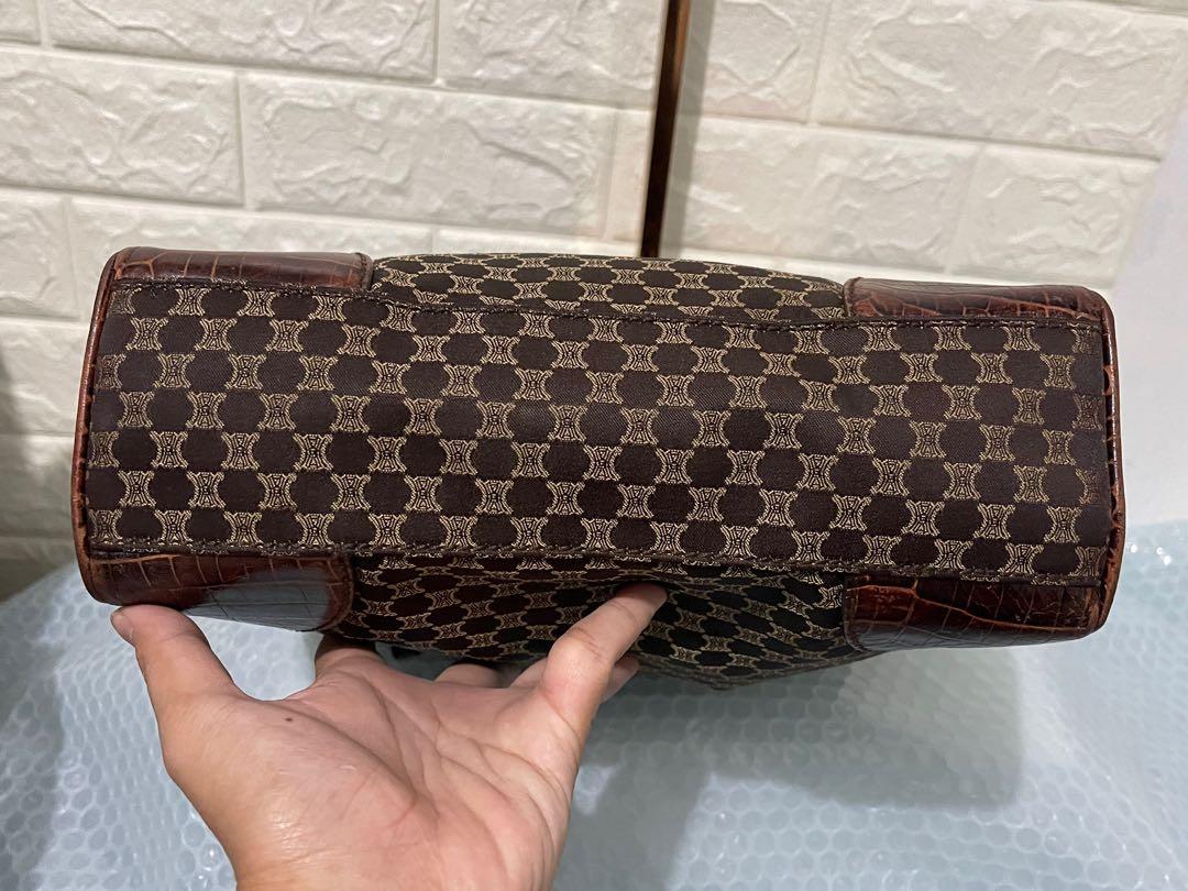 CELINE Vintage Tote CODED Preloved (Category: Luxury Bags & Wallets) located in Calamba. Submitted by nibal (Listing ID 1175034251, Image 3). Description: Brand : Celine Material : Canvass Condition:9/10 Sign of usage sa Rubber lining ng handle May sign of usage sa edge ng bottom.