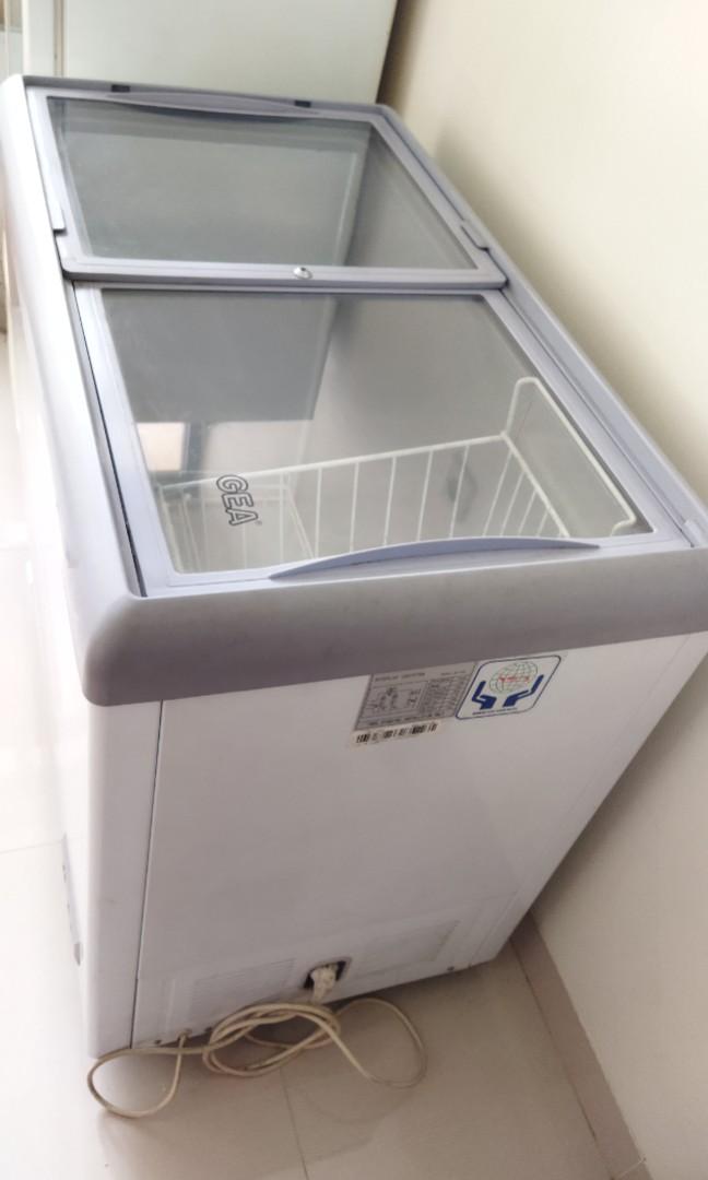 Dijual Cepat Freezer 200 Liter GEA Sliding Door SD186, Kitchen