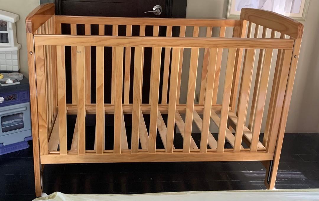 Dwelling outlet wooden crib