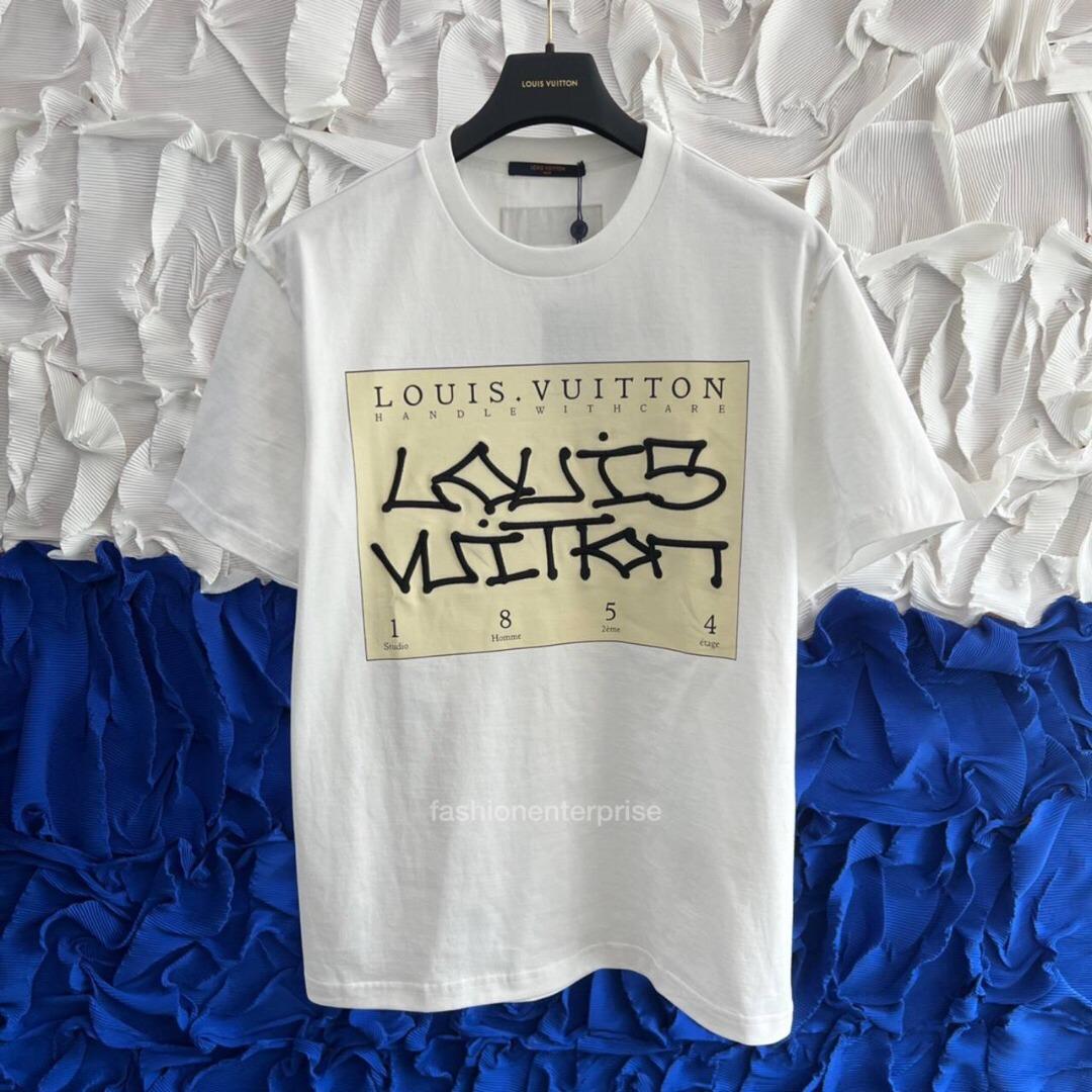 Louis Vuitton LV Signature Print T-shirt, Men's Fashion, Tops & Sets,  Tshirts & Polo Shirts on Carousell