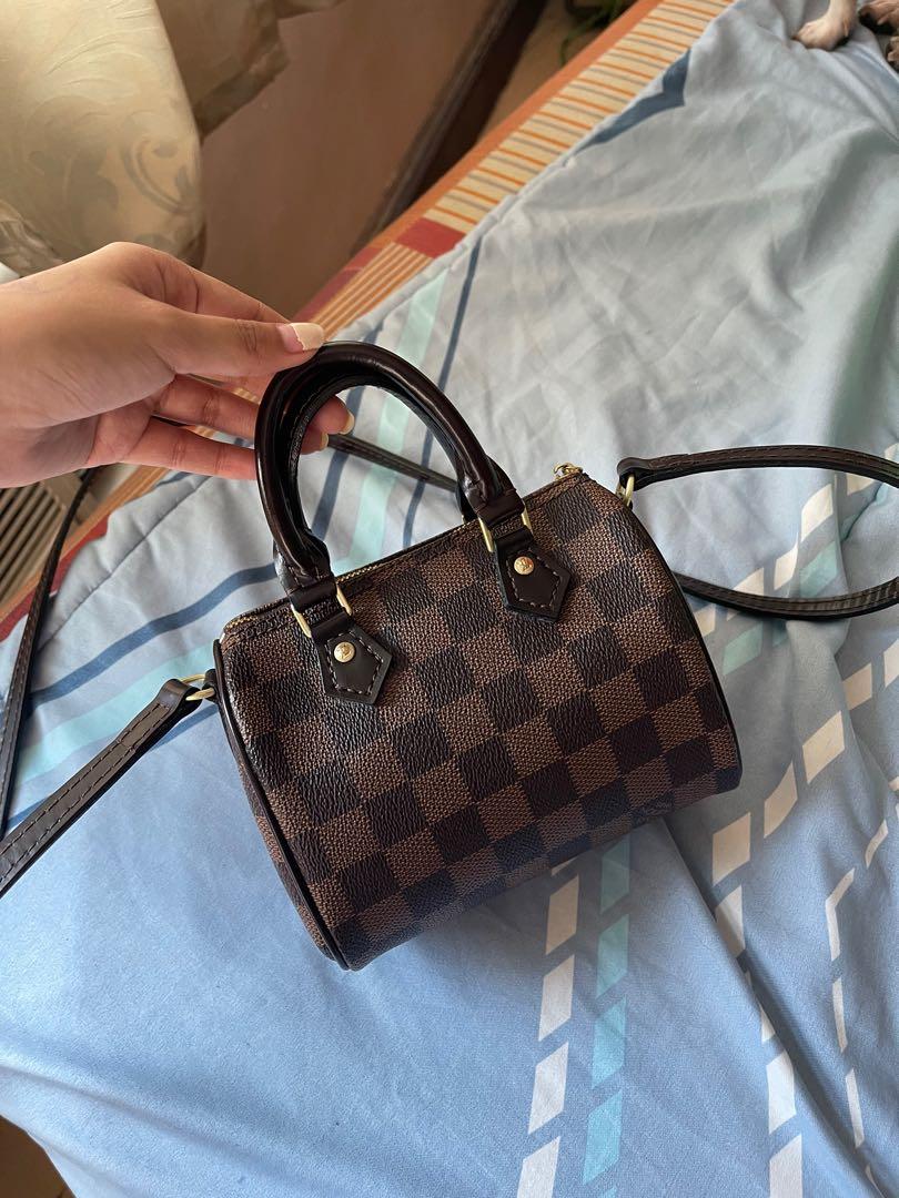 My new Nano Speedy arrived 2 days ago! (And before the price rises, woo!).  I thought you might enjoy some comparison photos to my vintage Mini Speedy  Sac HL. The Mini is