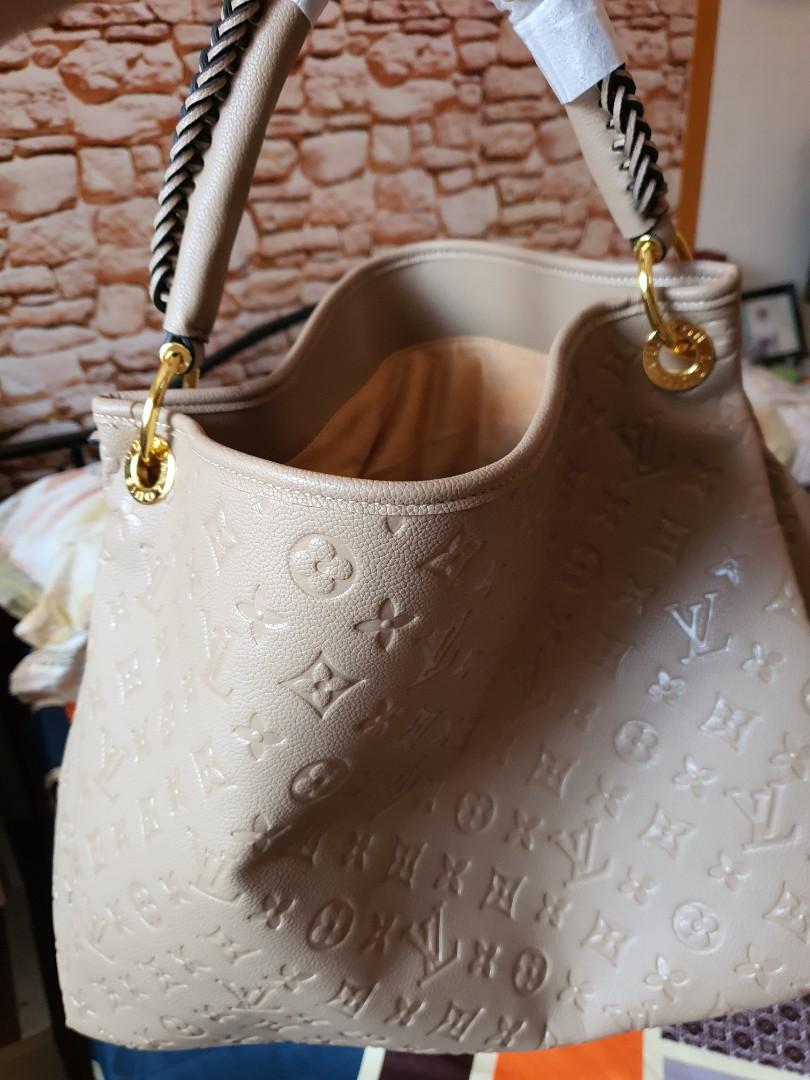 Sold at Auction: Louis Vuitton Artsy - Leather - Cream Bag - Hobo