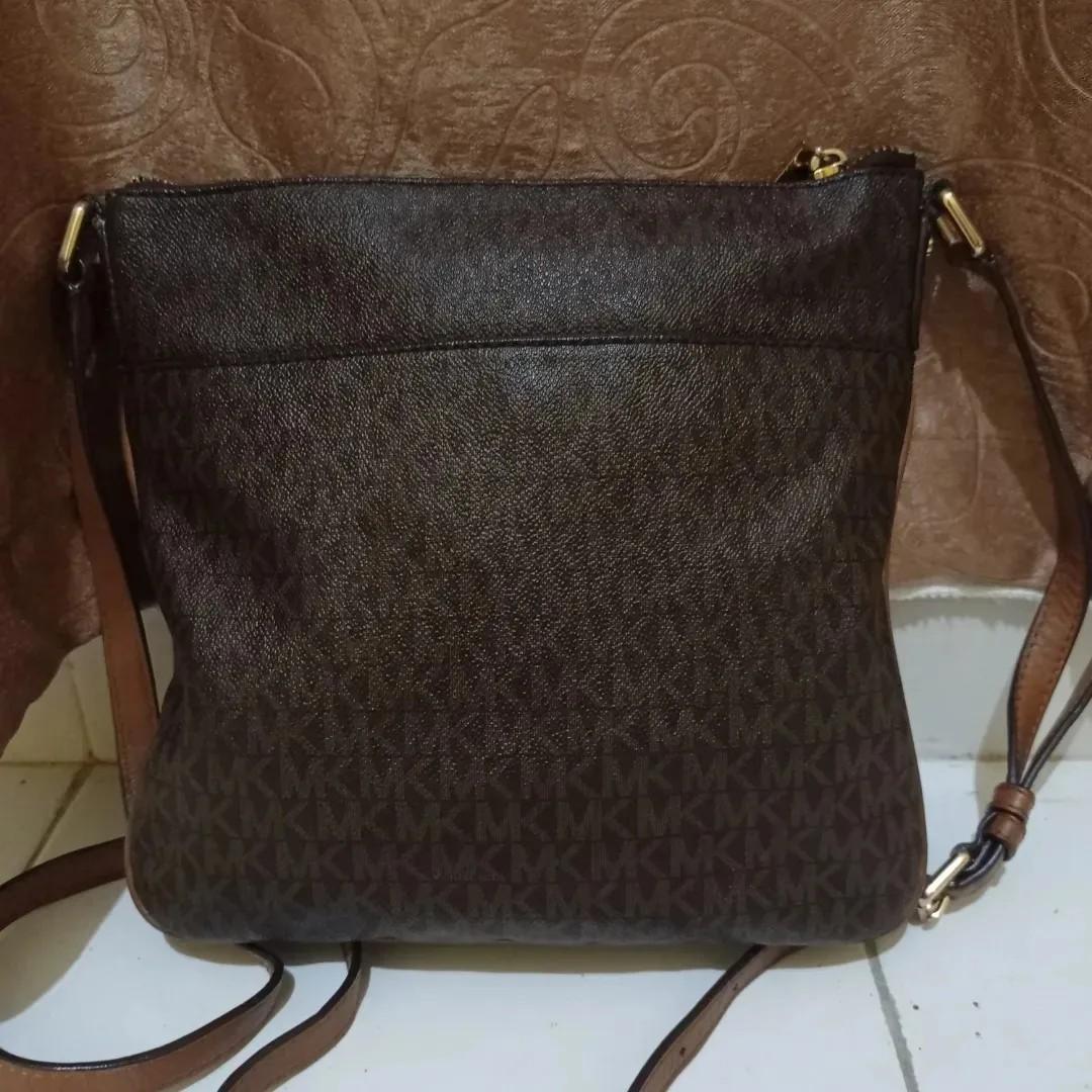 MICHAEL KORS BEDFORD SIGNATURE FLAT CROSSBODY Fesyen Wanita Tas