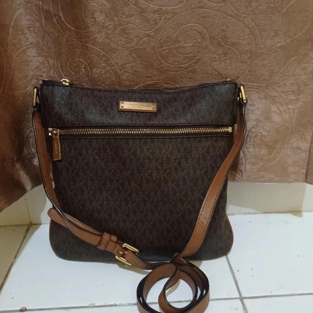 Michael kors bedford signature flat crossbody hot sale