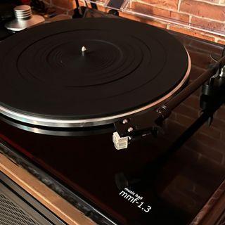 Music Hall mmf-1.3 vinyl record player