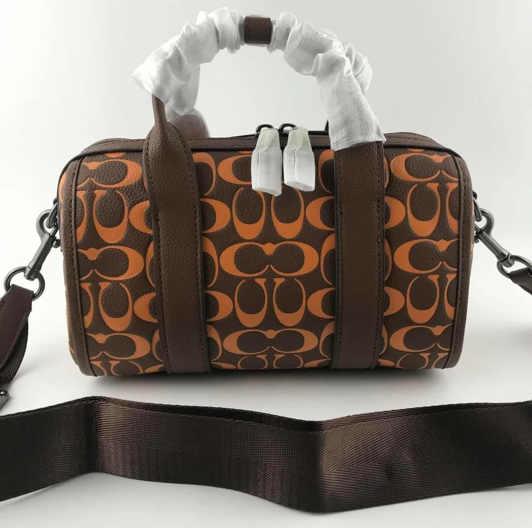 🍀 CCH Gotham Duffle (Category: Luxury Bags & Wallets) located in Manila. Submitted by vera.prudence (Listing ID 1175233218, Image 2). Description: 🍀 CCH Gotham Duffle ▪️24cm (L) x 14cm (H) x 11cm (W) 💰 P2,100 ▪️Actual photo ▪️Plus SF.