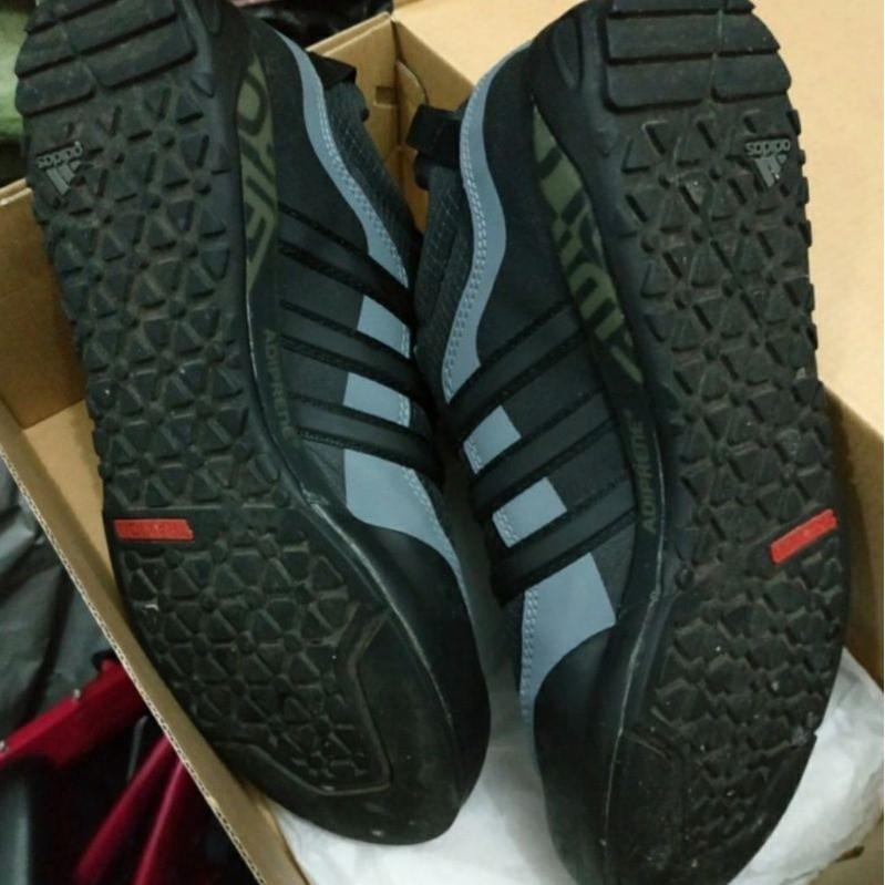 Sepatu adidas terrex solo top
