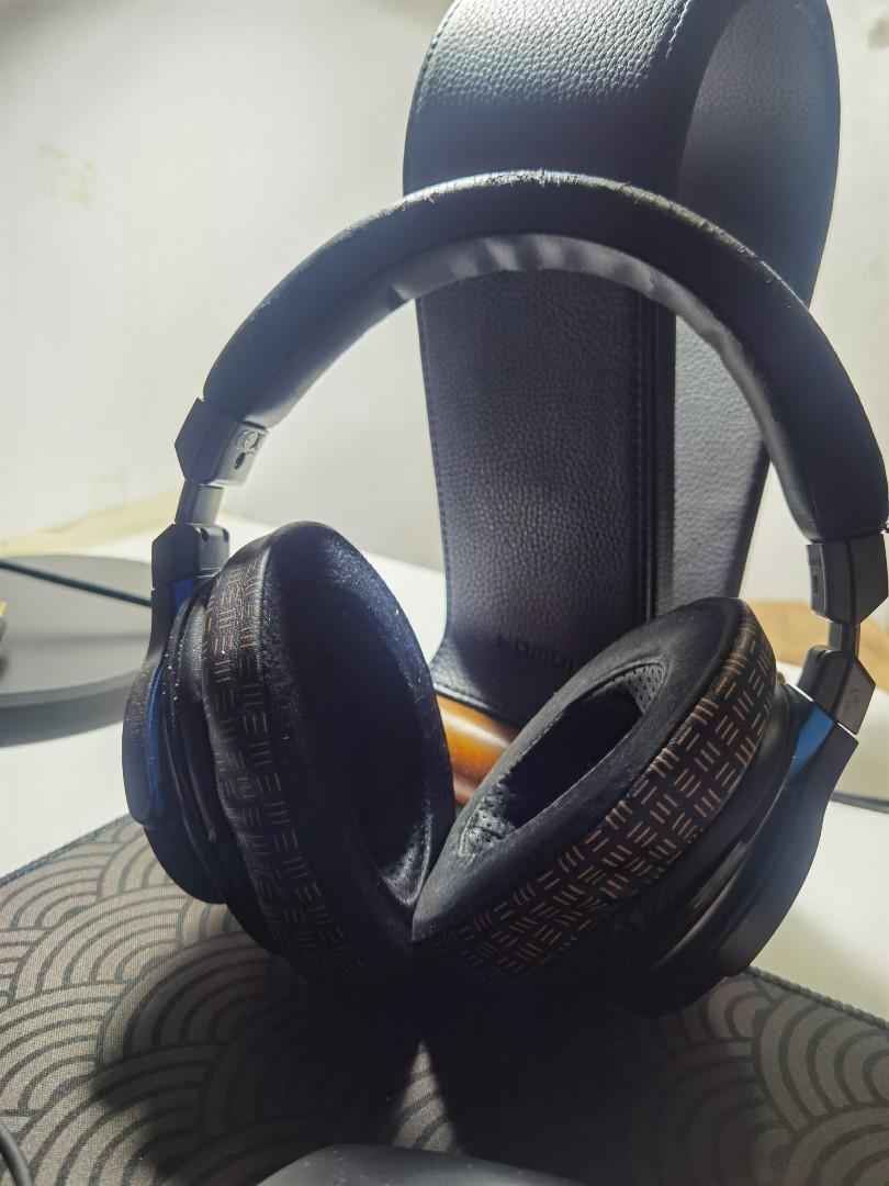 Audio Technica Headphones (Category: Headphones & Headsets) located in Cebu City. Submitted by casekyu (Listing ID 1175220304, Image 1). Description: A strong alliance of professional quality sound and modern design Combining high-definition sound quality with modern design, the simple yet stylish ATH-MSR7 is the result of years of research and historical expertise at the service of producers and professional musicians since 1962. 1. Large 45mm T