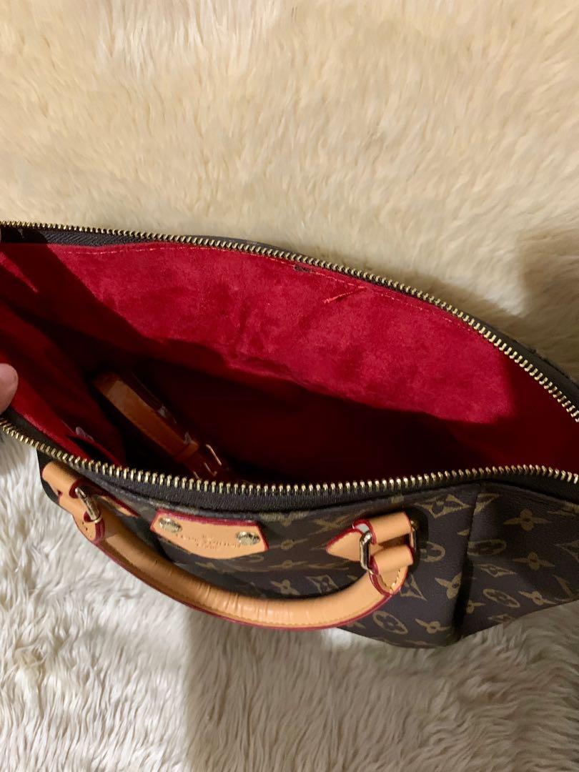 Louis Vuitton medium bag (Category: Luxury Bags & Wallets) located in Pasig City. Submitted by _missdee (Listing ID 1175269285, Image 2). Description: HK authentic Super good quality 💯 Suede yung loob and tumbler can fit Comes with strap Rfs: decluttering .